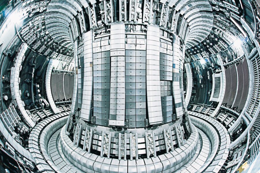 Il potenziale della fusione nucleare nel ridurre le emissioni di carbonio e fornire una fonte di energia pulita e sicura per il pianeta. Inaugurazione del reattore sperimentale per la fusione JT-60SA a Naka